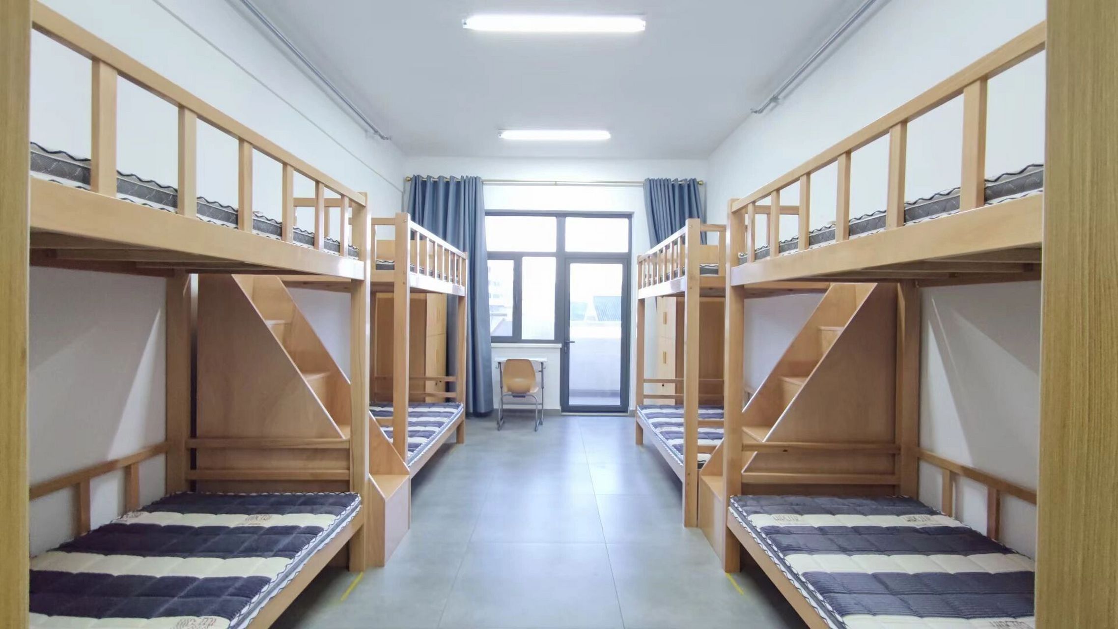 潍坊一中未来实验校区宿舍大揭秘      8人间上下铺,每层配备全自动