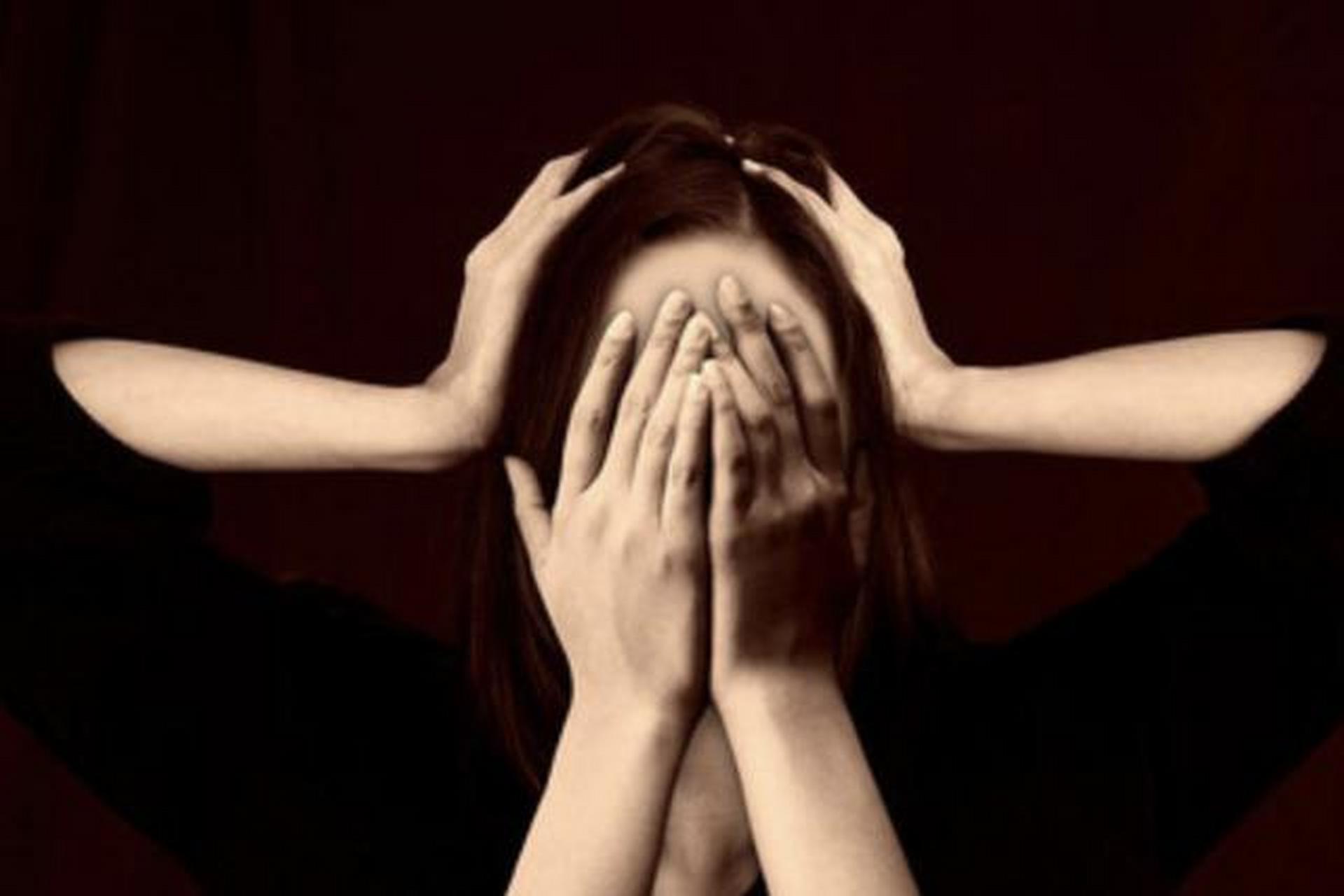 羞耻感对人的伤害是巨大的:  被嘲笑,被排斥,被孤立……就是那种你