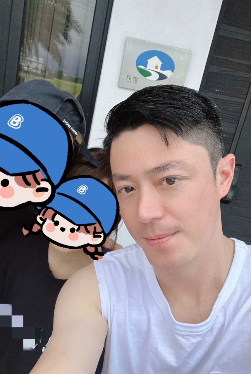 网友晒与霍建华合照,虽然有了白头发,颜值依然抗打