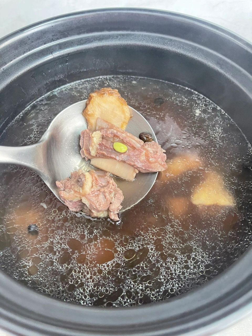 牛排骨煲黑豆 牛骨汤对小孩好,长高,好多牛肉档主都会叫用黑豆或者