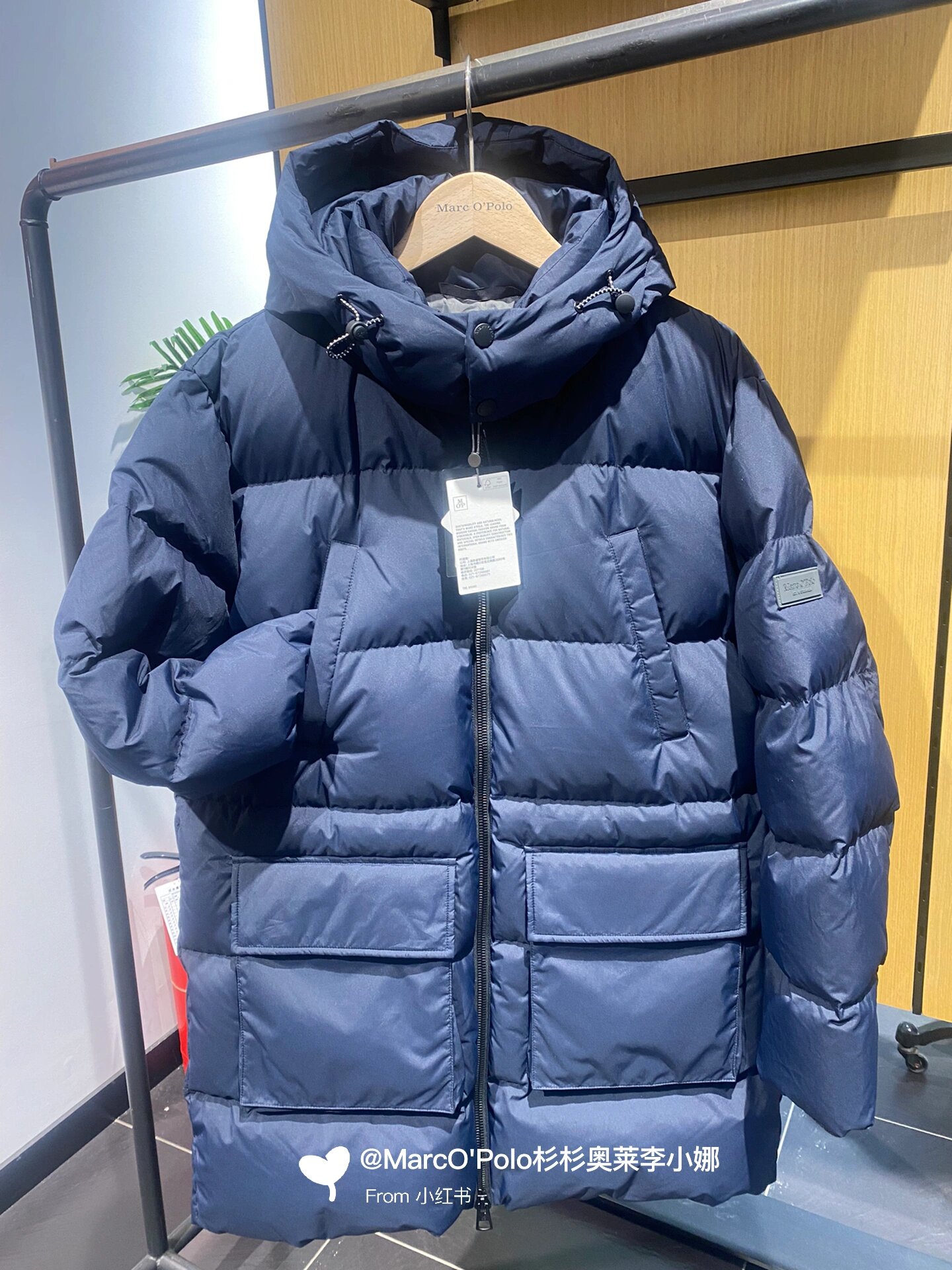 帽款羽绒服 连帽款式,休闲且又更强的保暖性,帽子可脱卸可当立领穿着