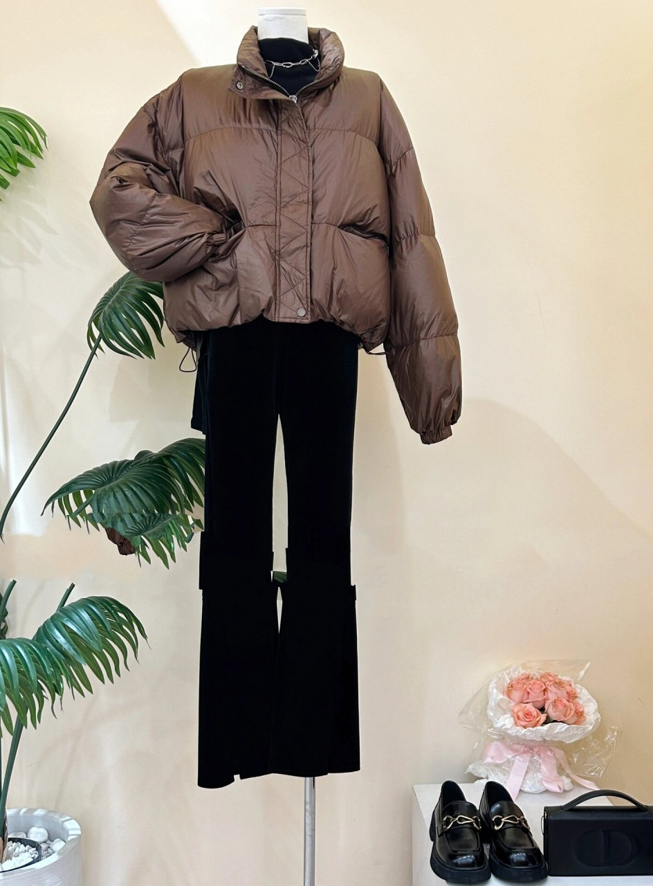黑色微喇裤 今天的搭配是冬日必备的咖啡色短款羽绒服搭配黑色微喇裤