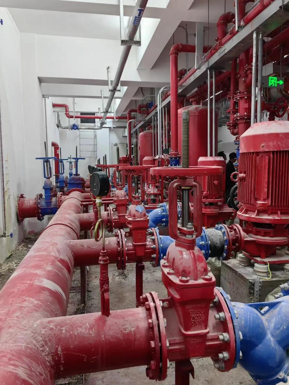 这是一个消防泵房内的安装图片, 从图片上看感觉做的很不错, 安装的美