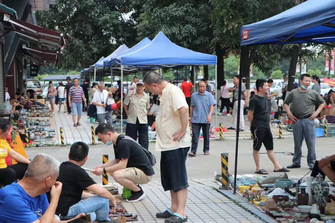 花地湾古玩城每周日地摊集市