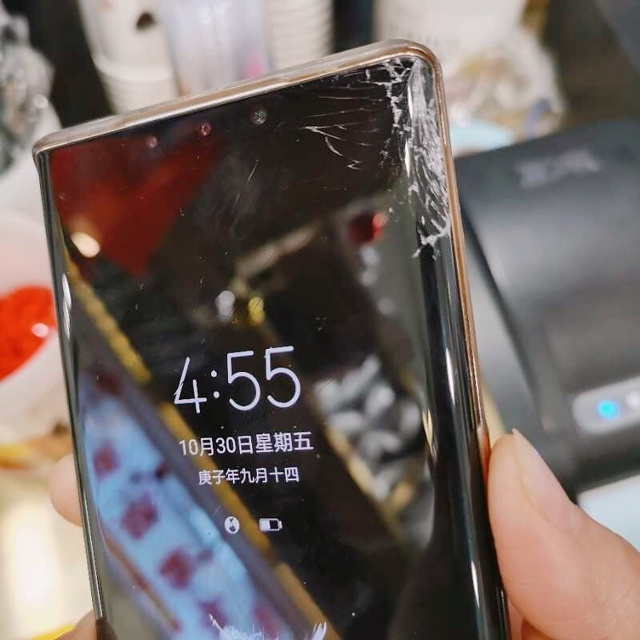 华而不实的曲面屏,讲真,心疼到哭泣,一摔就这样,手机好用,屏幕不耐用