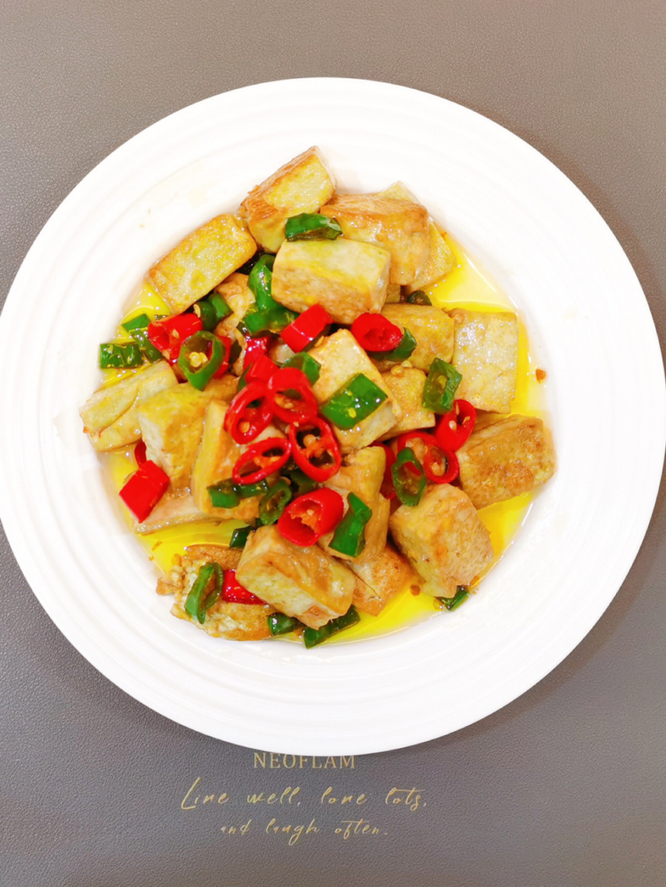 洋葱厨房|双椒炒臭豆腐(臭豆腐新吃法) 双椒炒臭豆腐 食材:臭豆腐,青