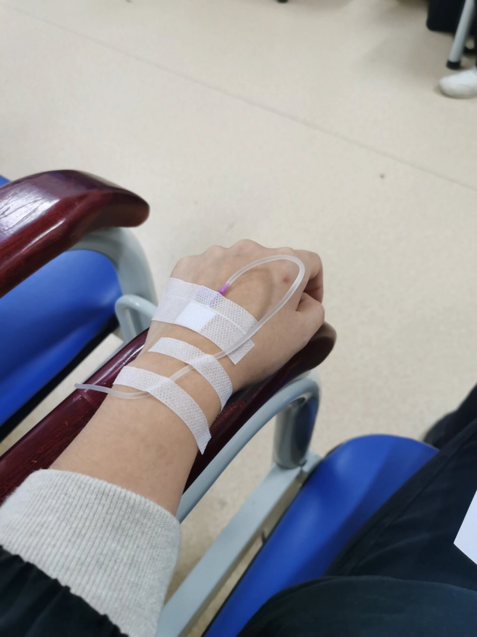 请假用图 难受了七八天,终于快好了,留一张输液图作请假用图吧