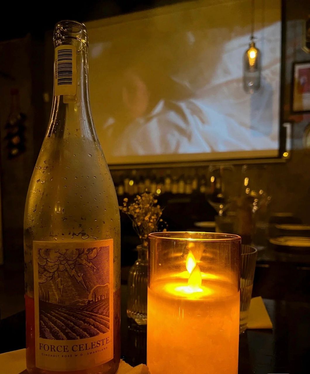 适合发朋友圈的饮酒诗句 1.我有一瓢酒,可以慰风尘.一一韦应物 2.