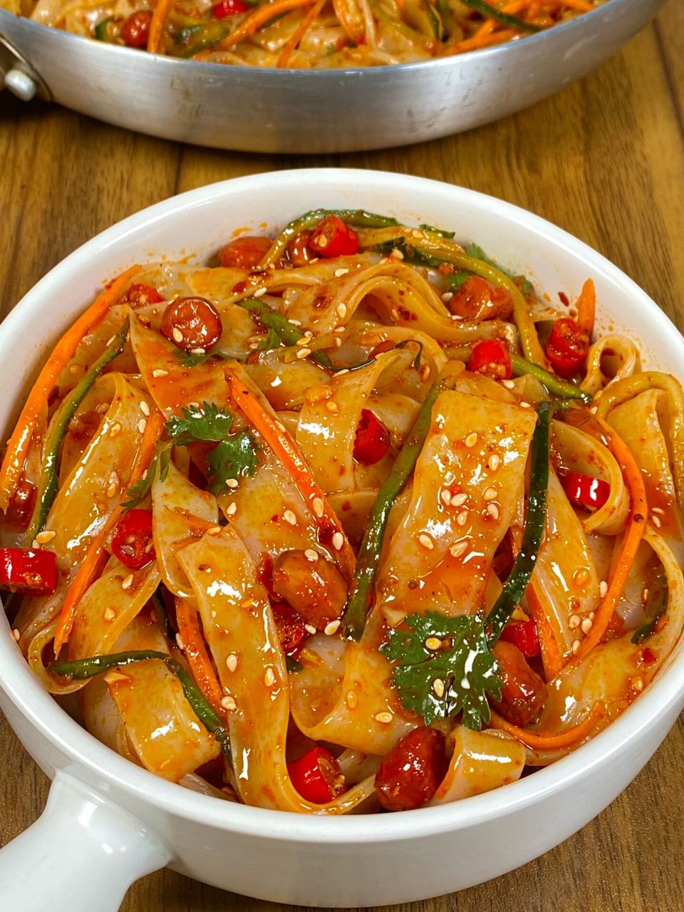 这两天真的好热啊,一下班我就立马冲进超市买了凉皮,今天做个酸辣凉皮