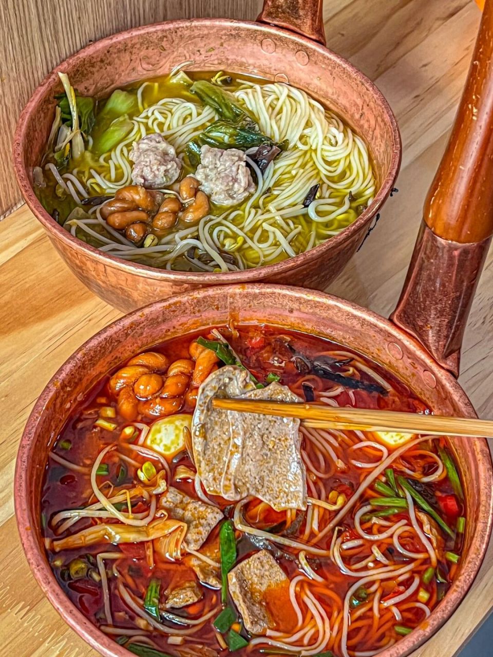 重庆也有云南铜锅米线90酸菜吼吼吃! 90哈喽!