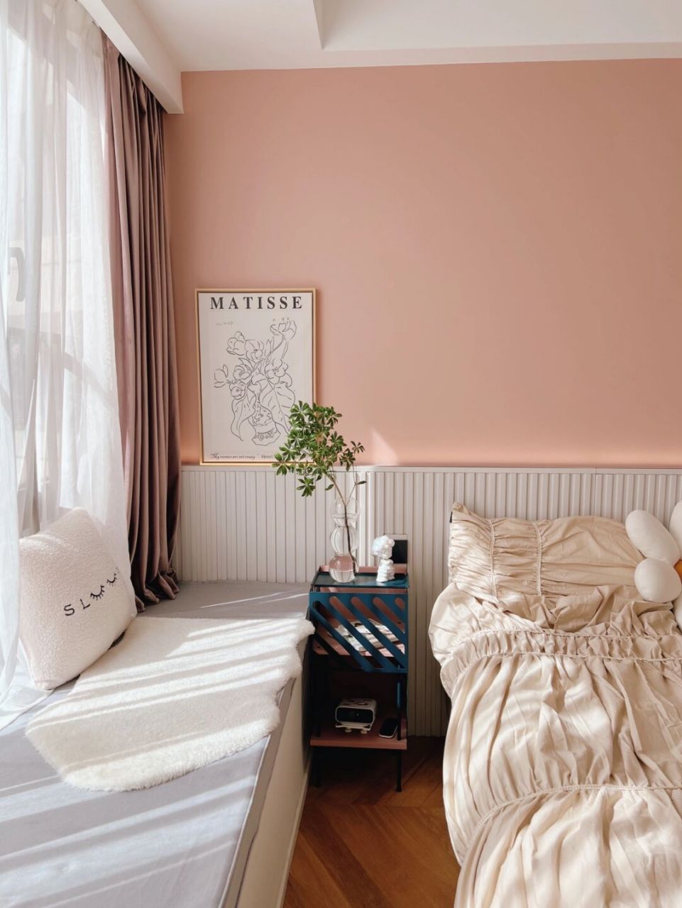 这间卧室的背景墙挺多人感兴趣的