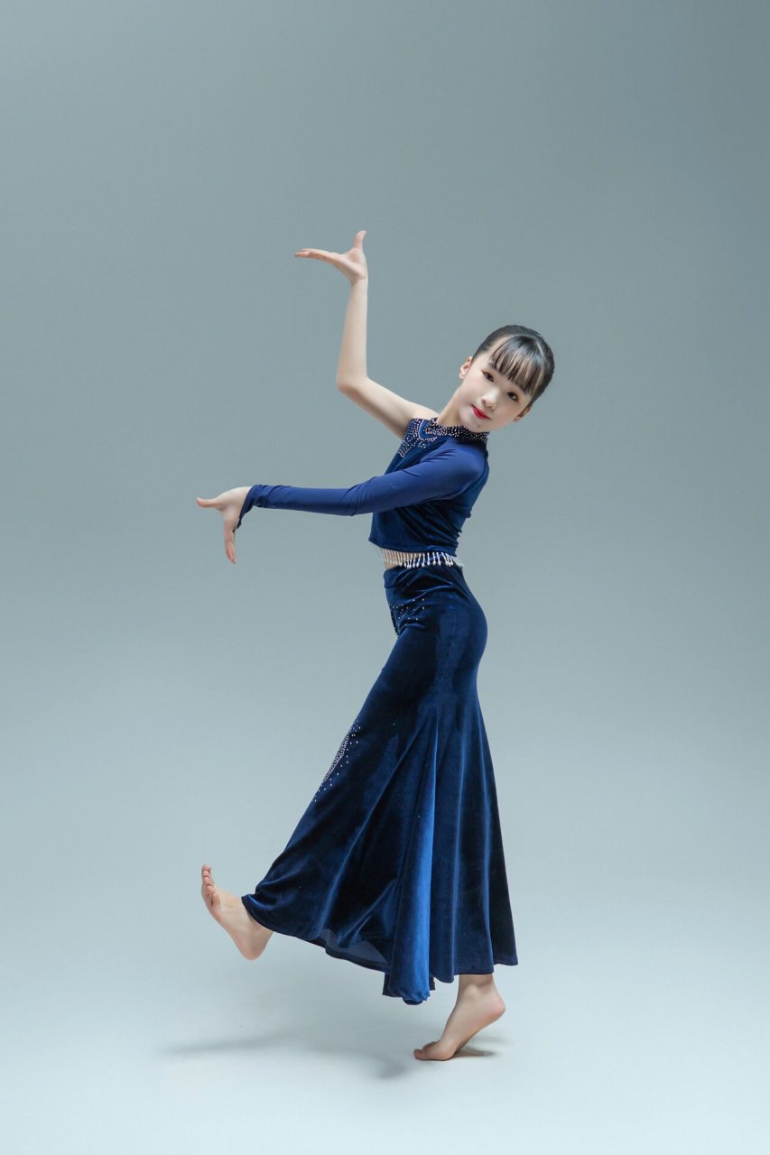 少儿傣族舞蹈参考动作 适合10岁左右的小朋友拍傣族舞蹈写真