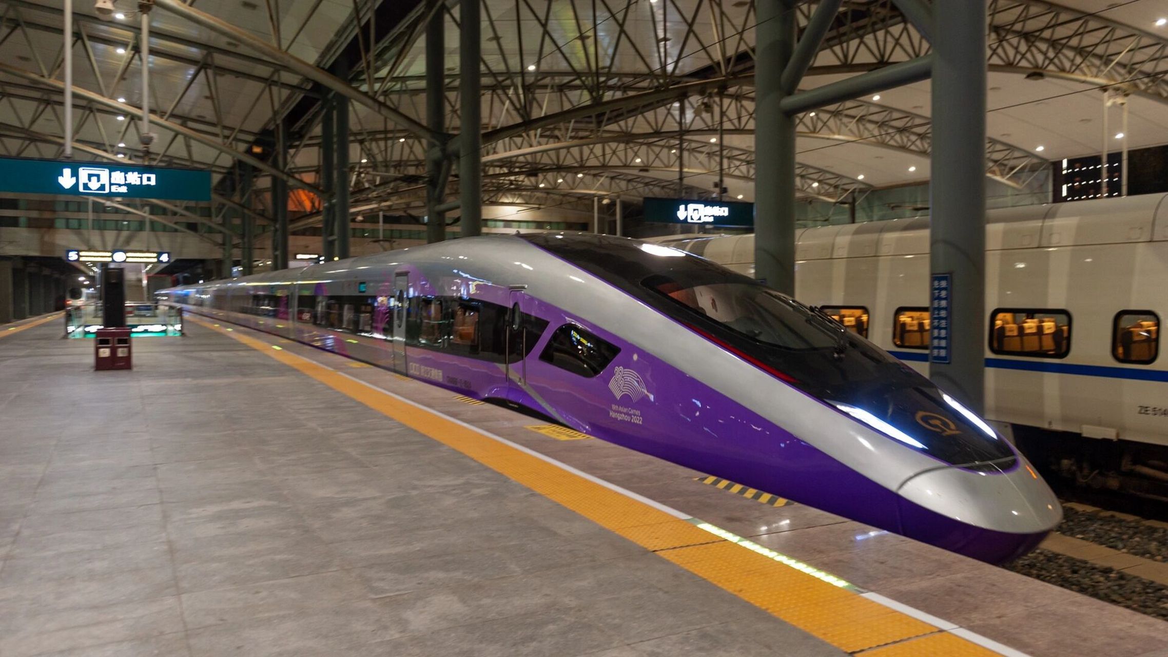 杭州亚运智能动车组 cr400bf-z-0524     -z     2023年7月24日夜晚,