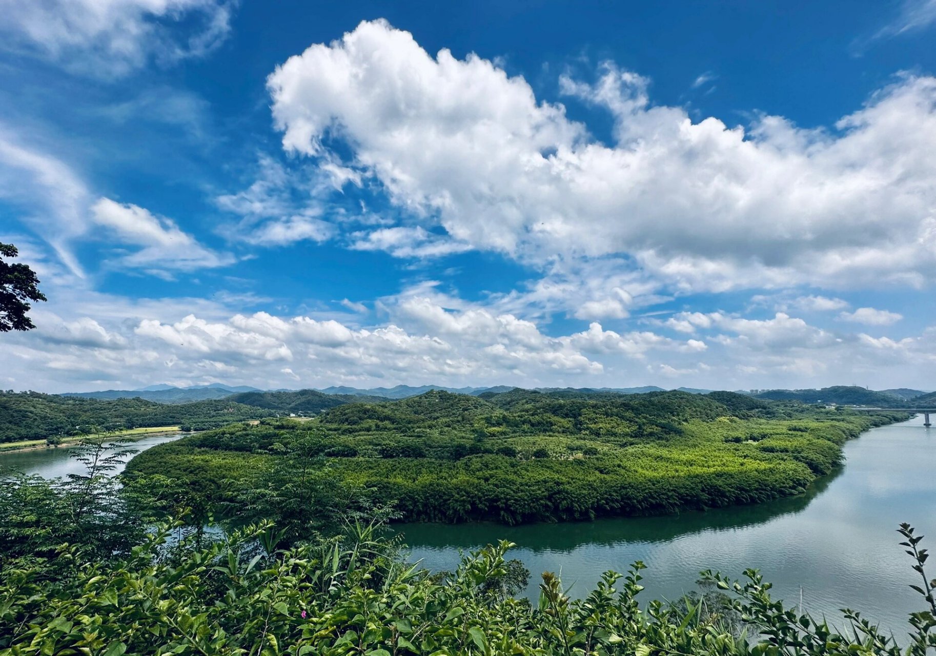 贺江碧道 贺江碧道画廊景区位于封开县西南部的两广交界处,是一个青山