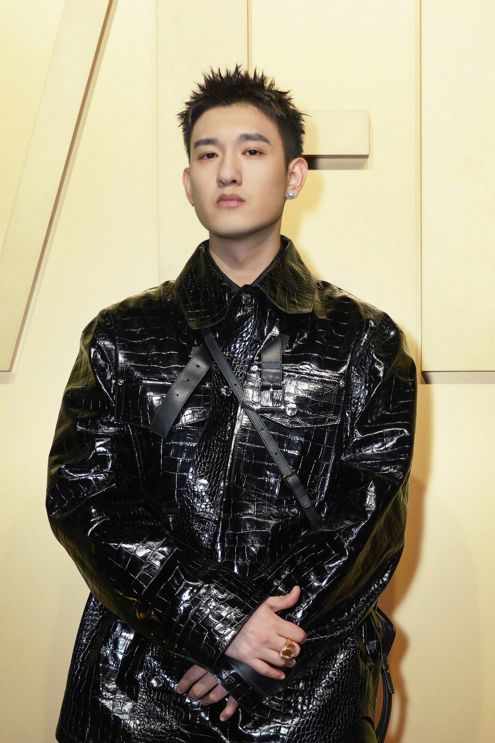 versace 邀请演员#孙怡# ,说唱音乐人gali出席2023 秋冬时装秀发布