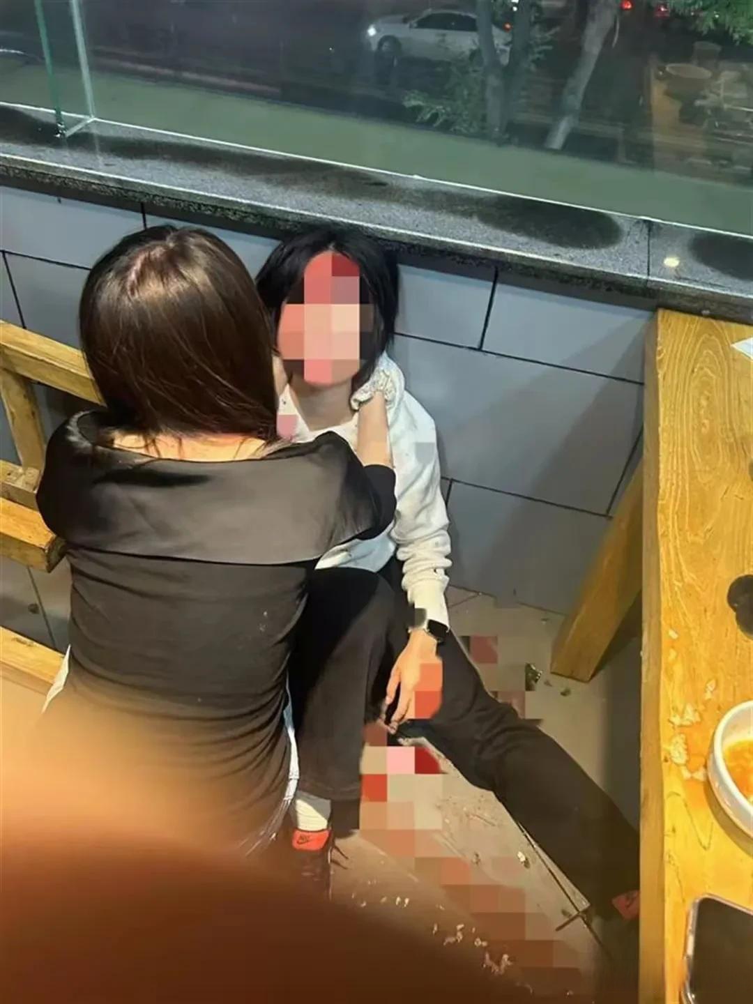 性质极其恶劣:四名女高中生因拒绝搭讪,遭多名男子围殴致血流不止