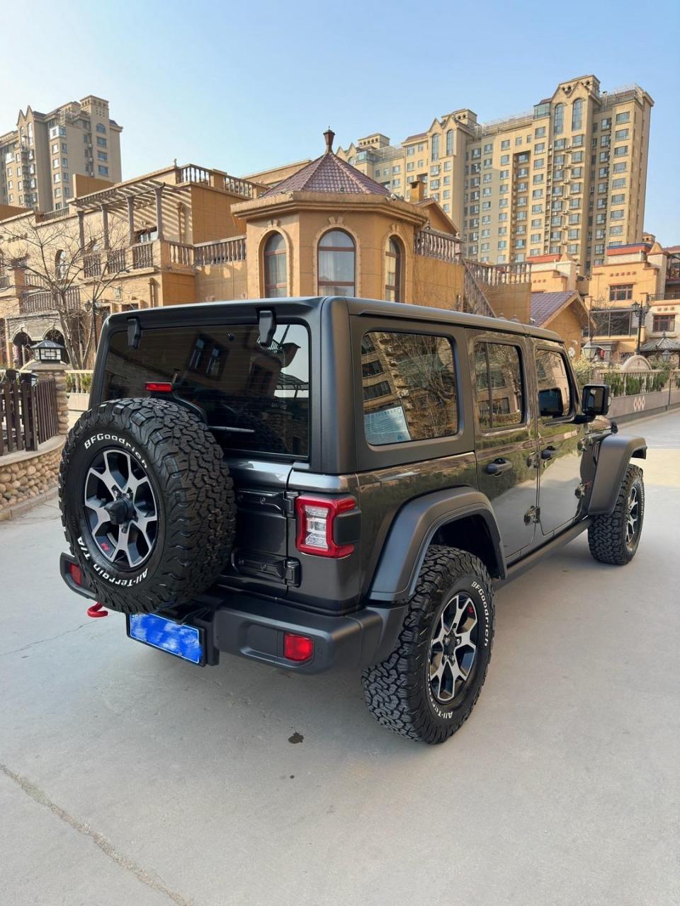 上牌9个月2023年6月份北京jeep中归牧马人卢比肯一台,陨石灰外观,原车