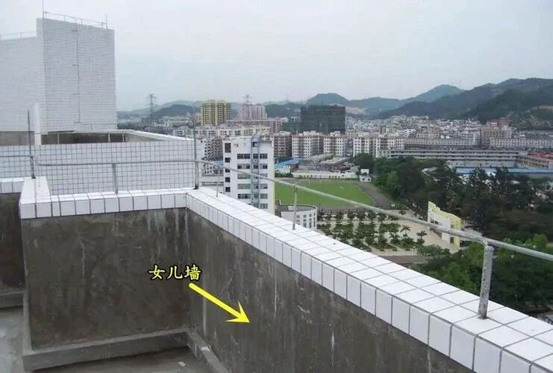 干货 | 女儿墙常见渗漏原因及防水施工做法 女儿墙是建筑物屋顶四周的