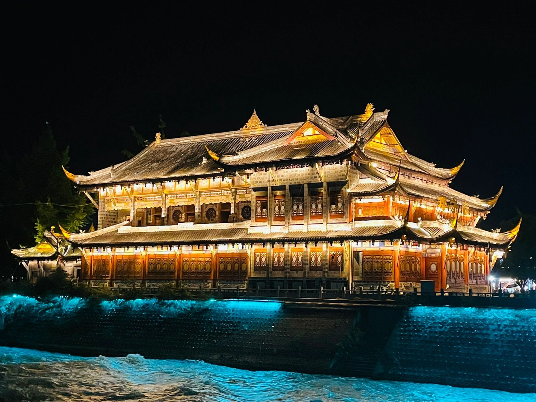 廊式古桥——南桥 一直都是白天去南桥爬山逛古镇 前几天第一次矣游