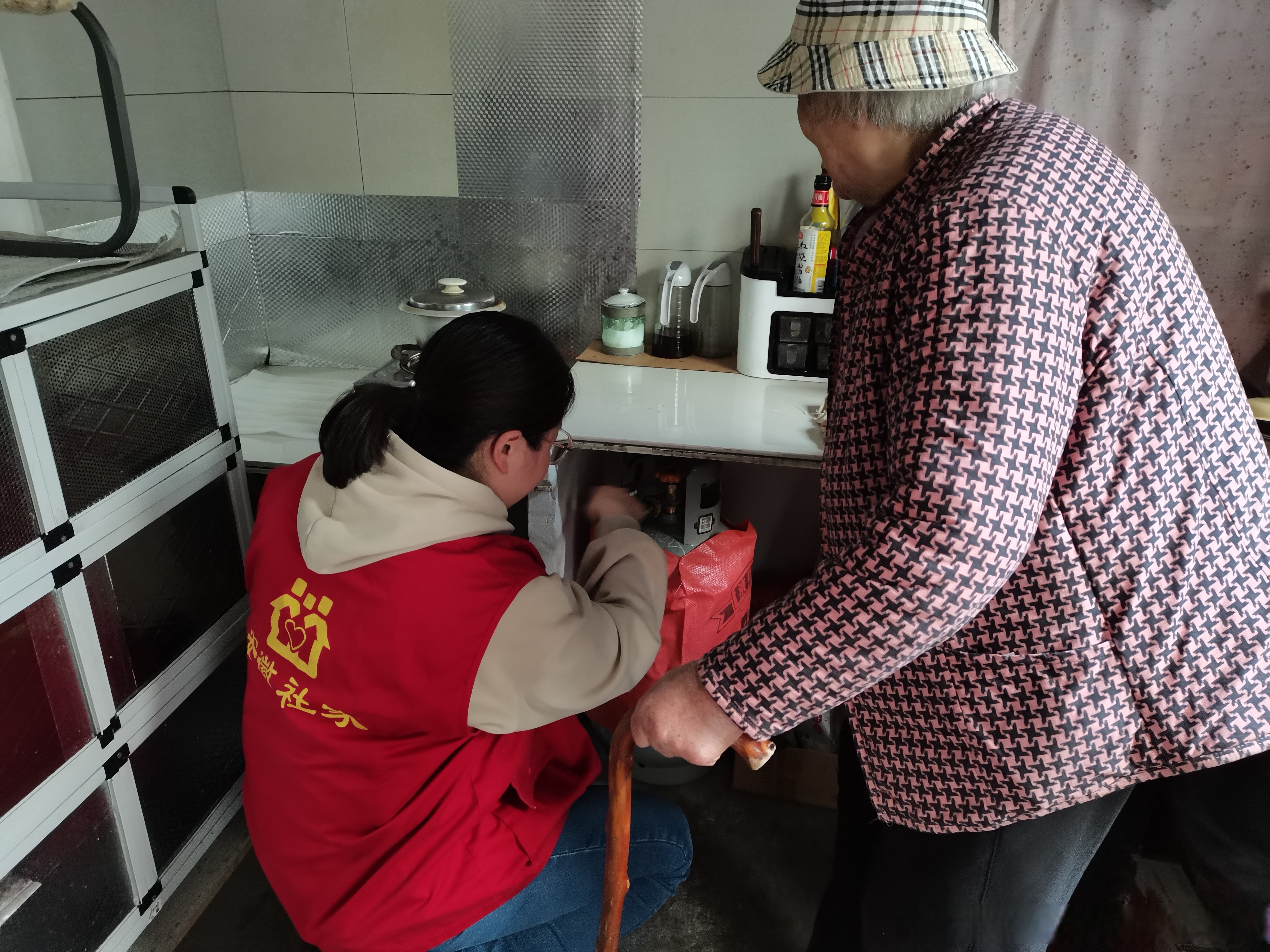 【兴巢社区开展入户探访空巢老年人志愿服务】为进一步弘扬尊老,敬老