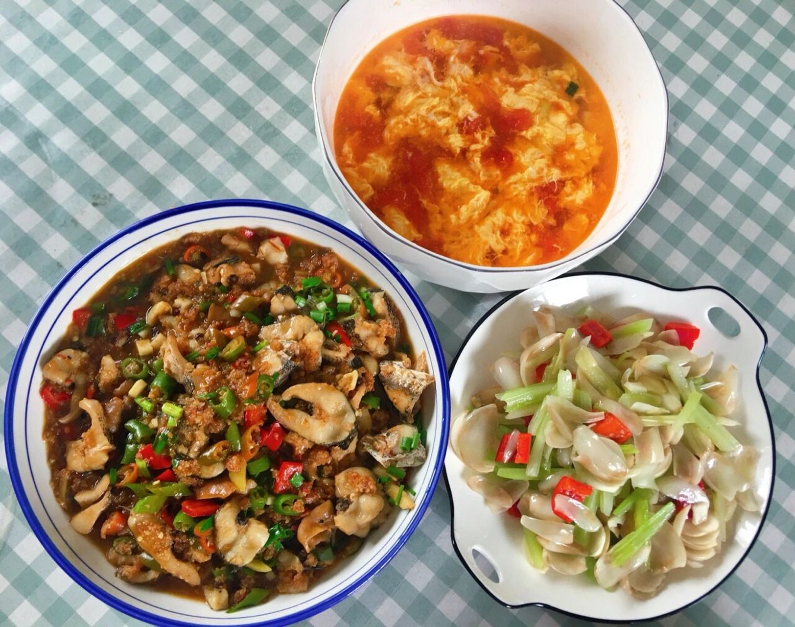 晓娟厨房 湖北家常菜——炸胡椒烧小财鱼,西红柿炒鸡蛋,西芹百合