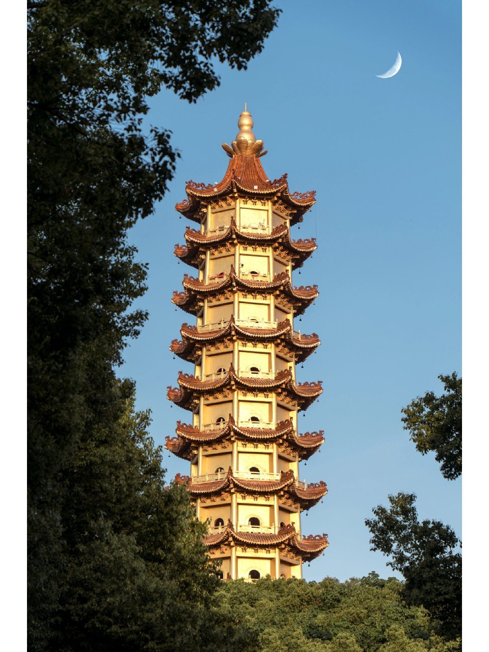 鄂州/通体琉璃金宝塔-元明塔 鄂州莲花山公园元明塔虽说是现代建筑?