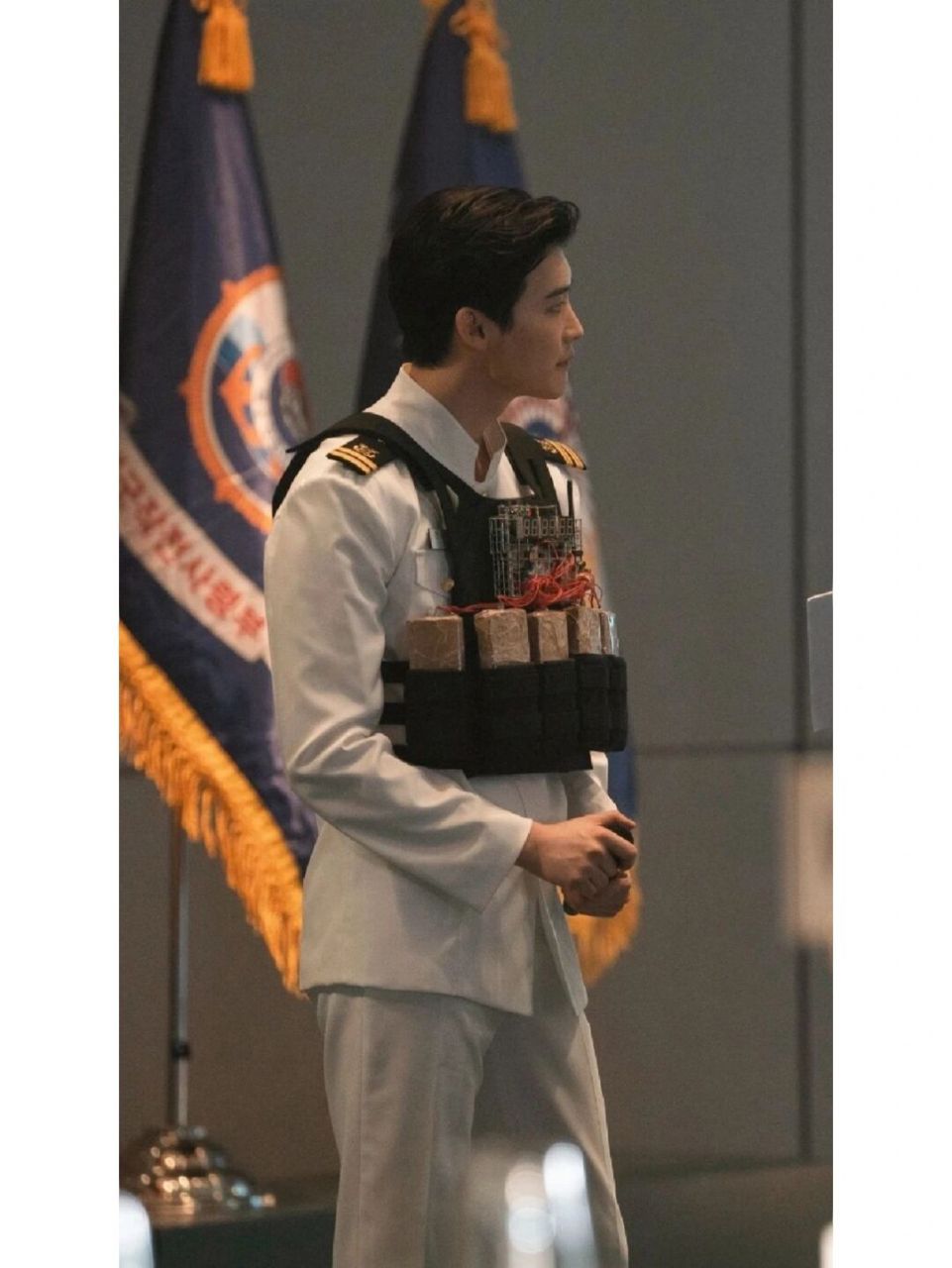 电影分贝花絮图片更新 绑炸弹的反派二硕 #电影分贝##李钟硕新剧又演