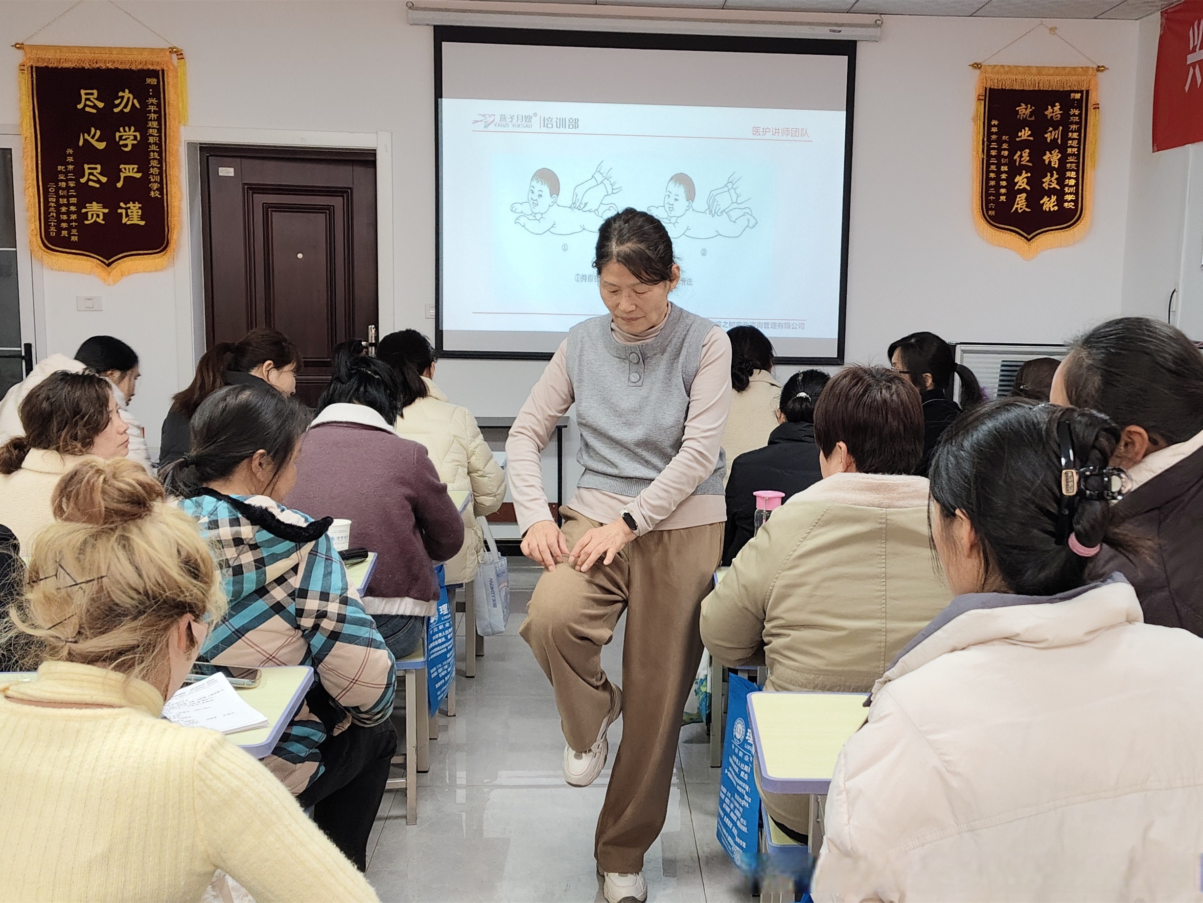 燕子月嫂兴平育婴师免费培训进入中期阶段,小儿推拿实操成为亮点