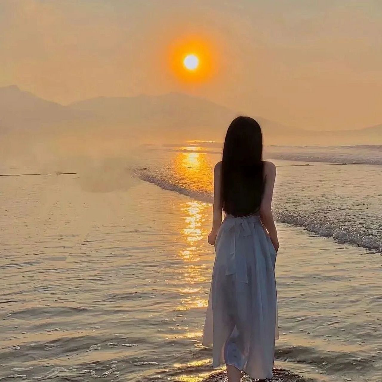 女生海边氛围感背影头像
