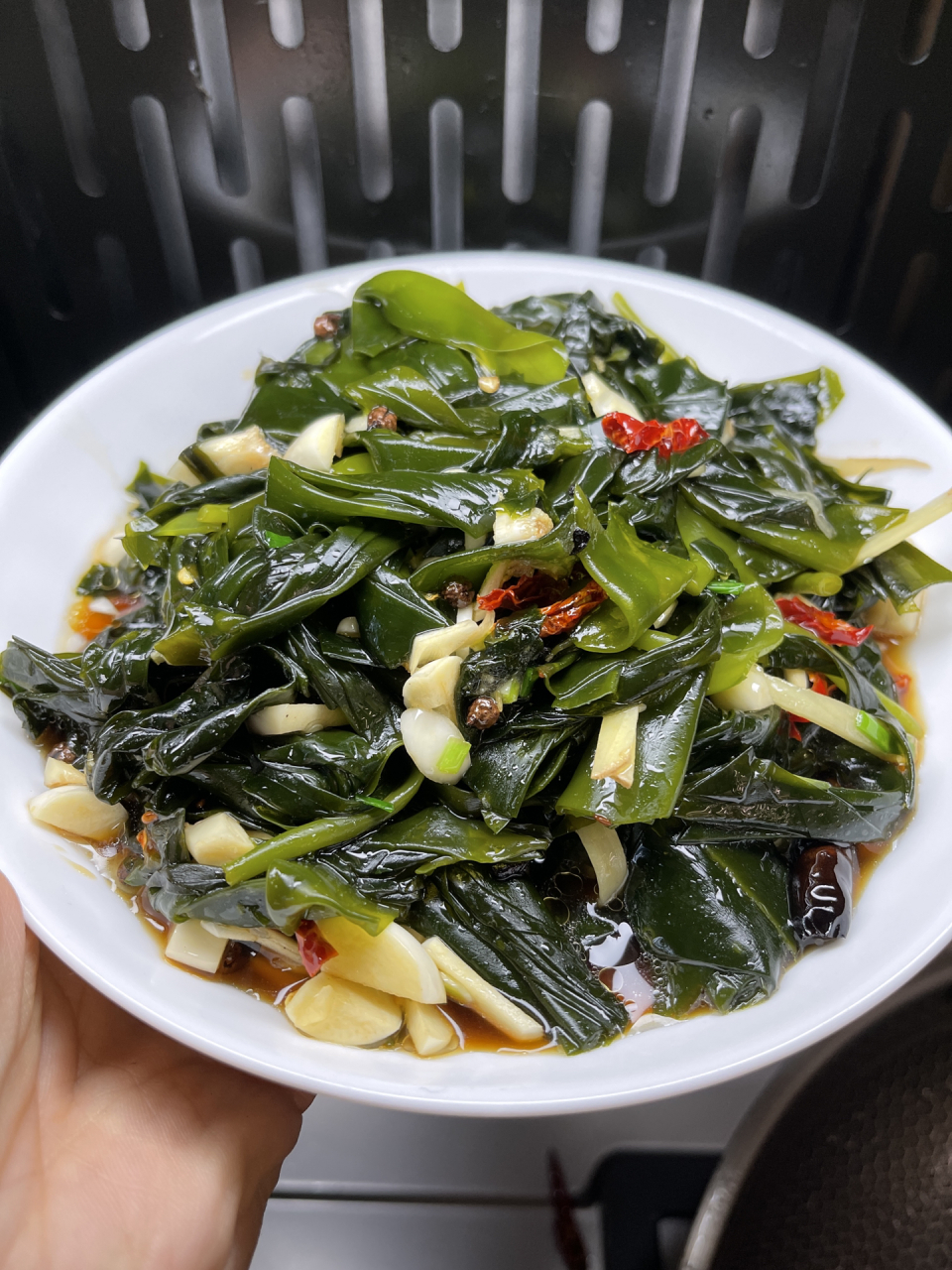 凉拌海带苗 海带苗取1/3袋,去根,清洗几遍,泡30分钟.