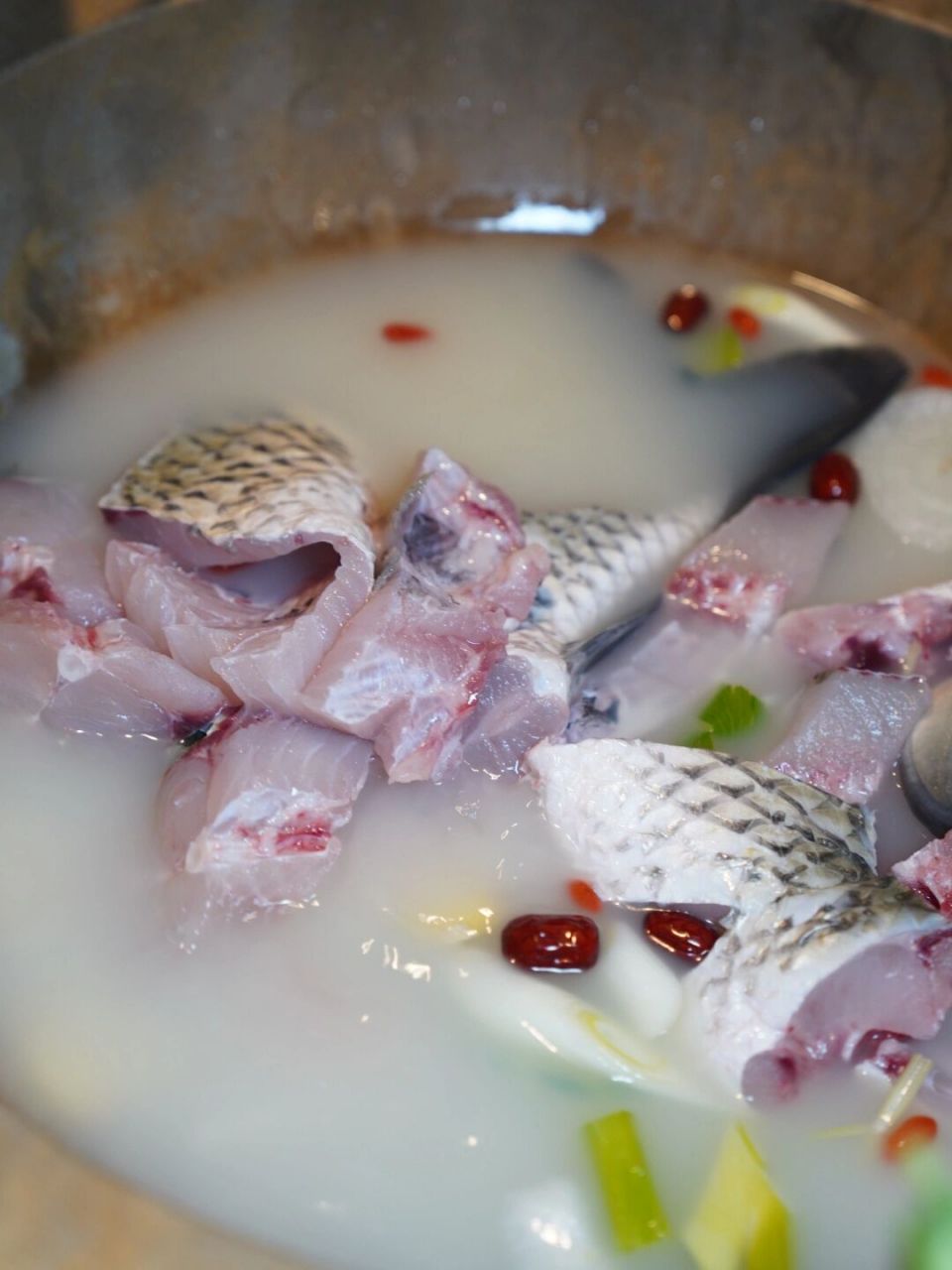 每次来澄江我都会来吃一次石锅鱼,一大个石锅,里面放入新鲜的鱼肉