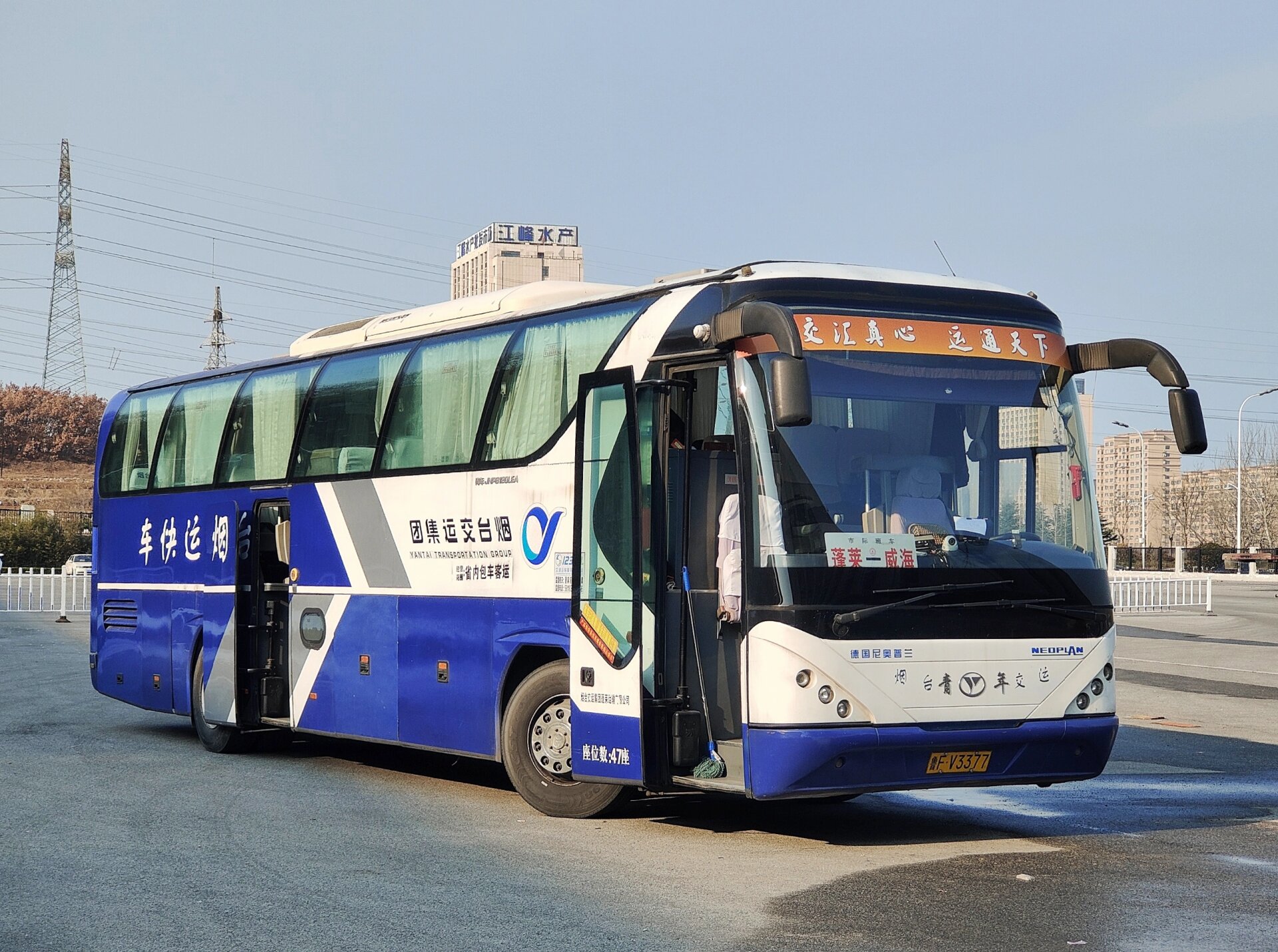 青年尼奥普兰的质量没得说,可谓是老当益壮,全车47座,封闭式行李架