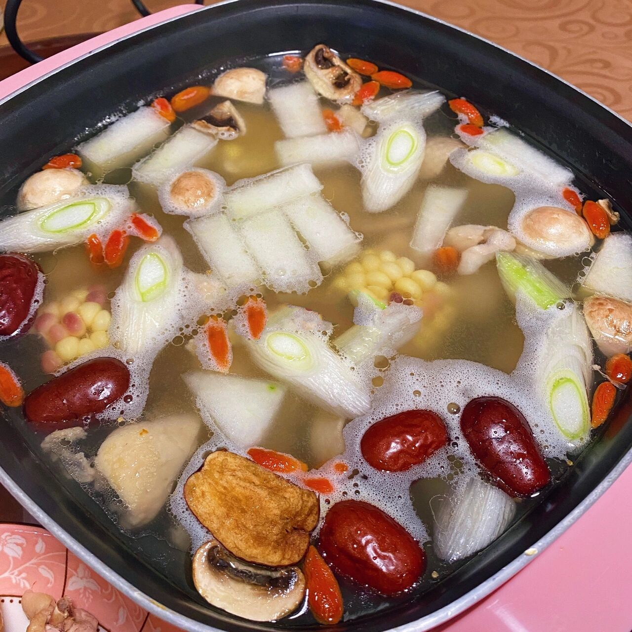 跨年夜在家自制鸡肉清汤火锅·附汤底做法 在家做了顿清淡口味的鸡肉