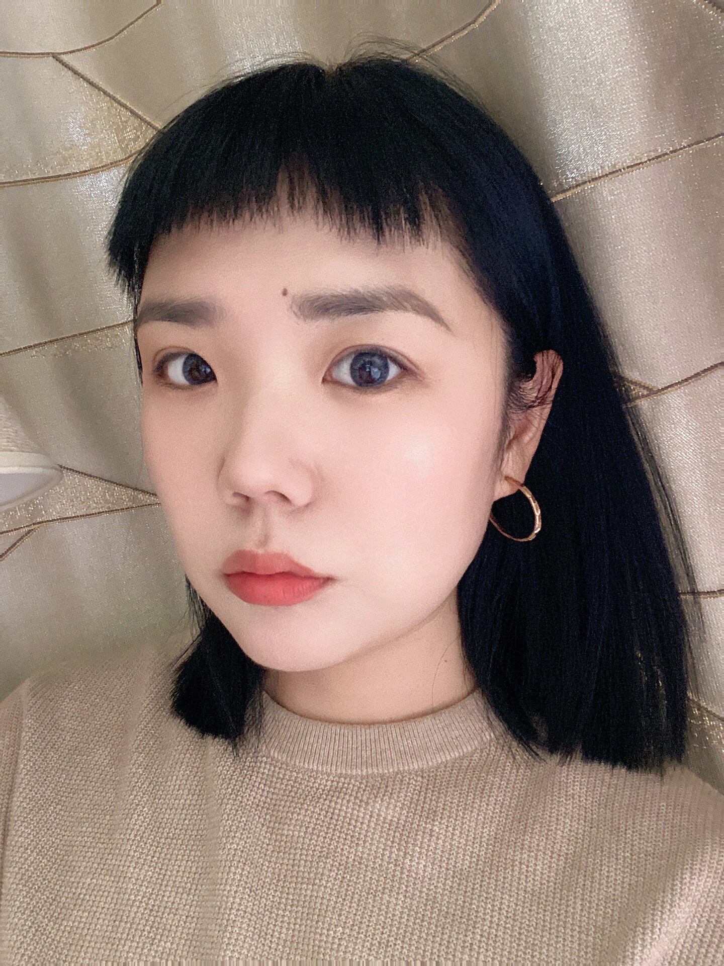 胖女孩的短发一刀切 眉上刘海