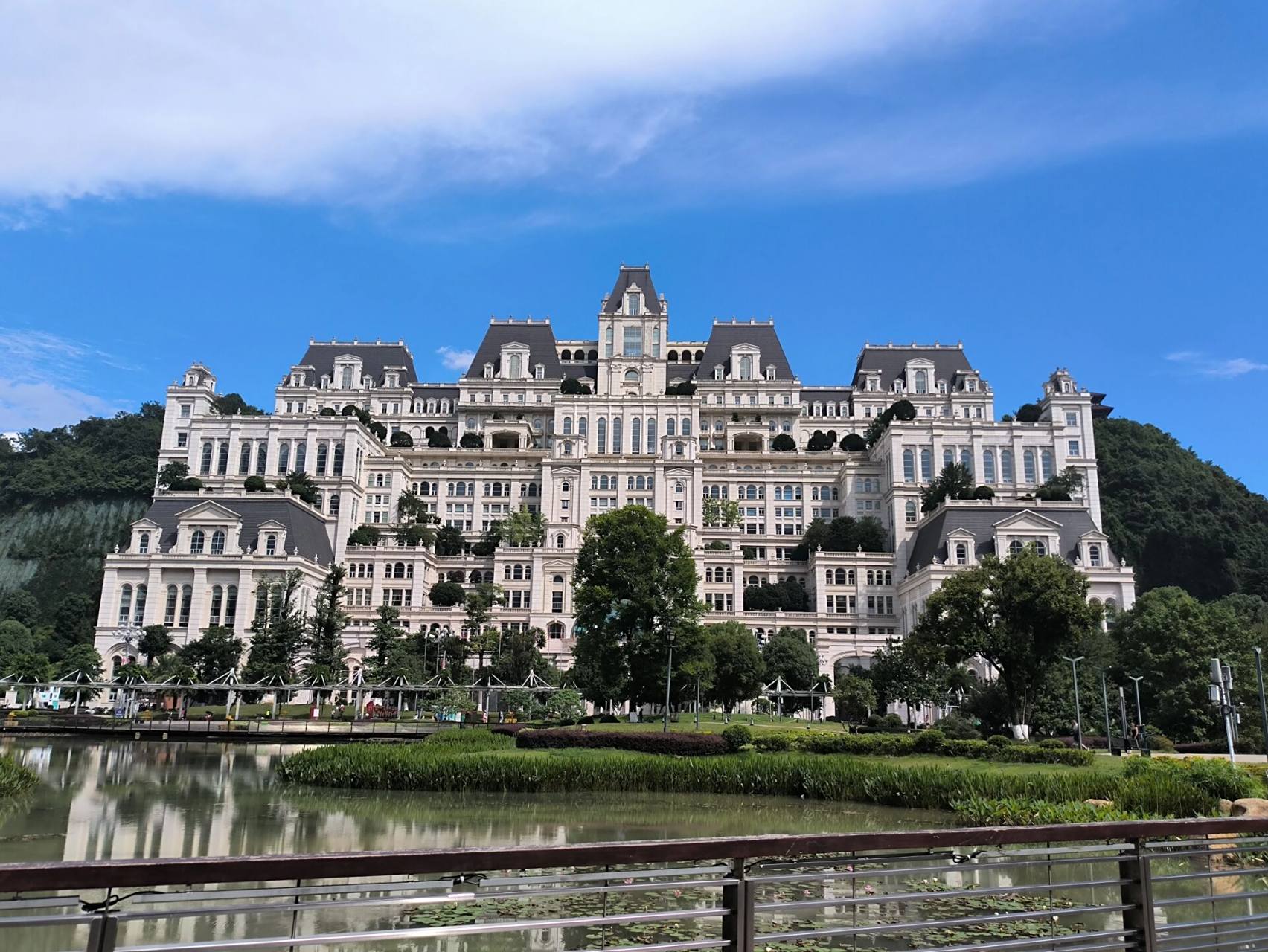 必玩打卡! 2023年8月10日  贵阳花果园湿地公园网红白宫必玩必冲!