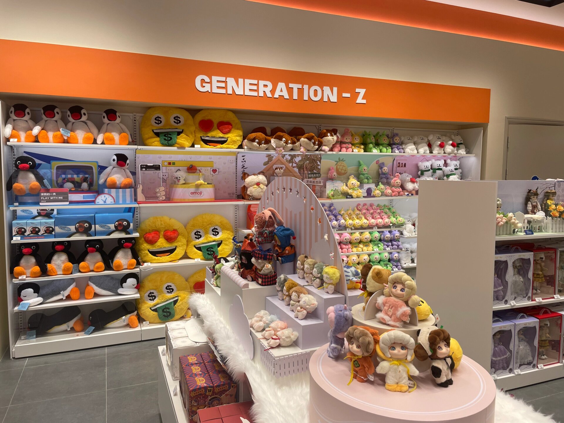 重庆买手办的好地方 今天逛万象城北区看到这家店,地方很大,手办种类