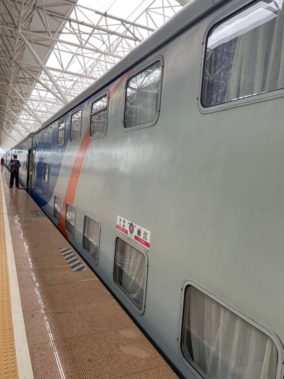 丽江到大理 途径洱海的双层小火车 这是一列浪漫旅途的小火车,坐着它