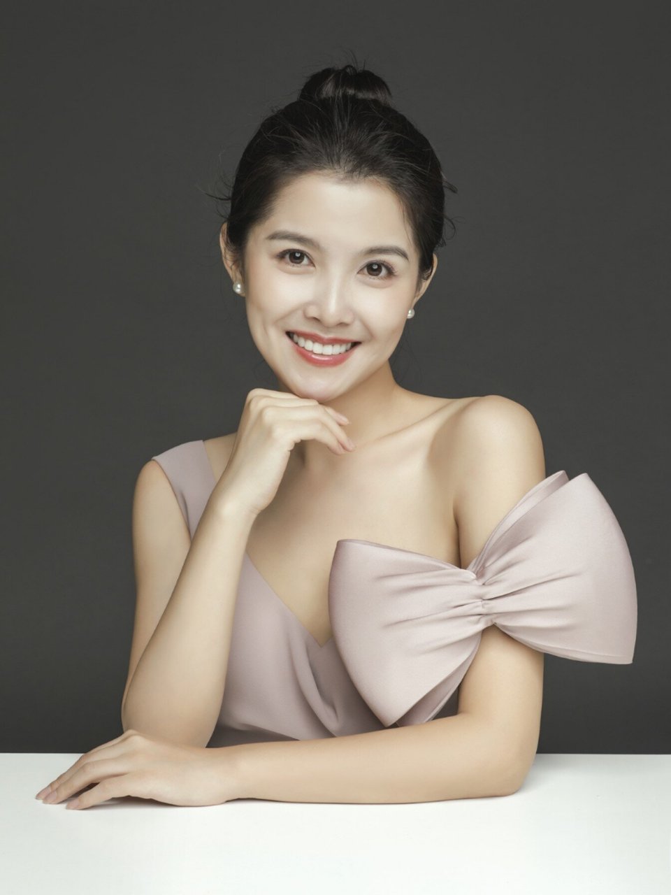 辽台主持人吴曼形象照 一个笑容甜美的主持人.特别有亲和力