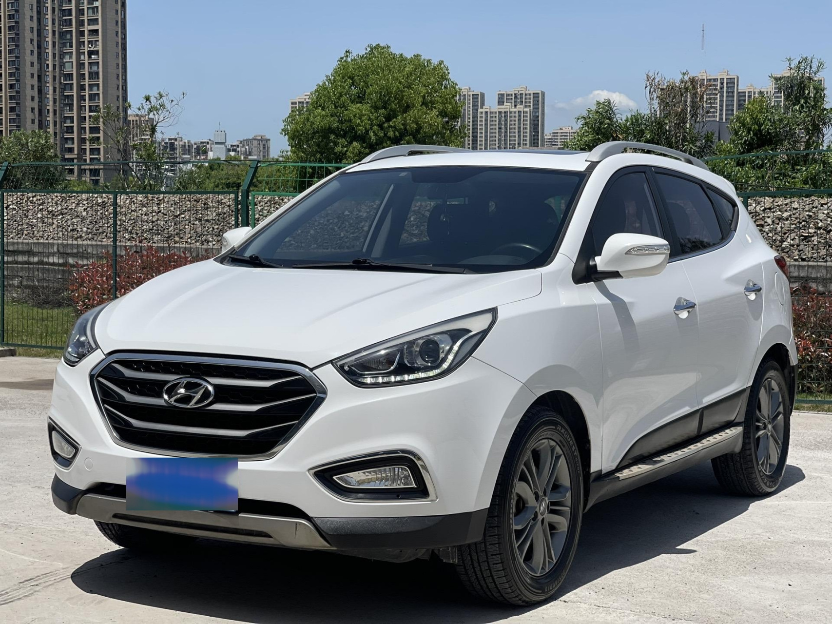 15年北京现代ix35自动挡2.0排量,车况原版一个面补漆,实表公里数9万多