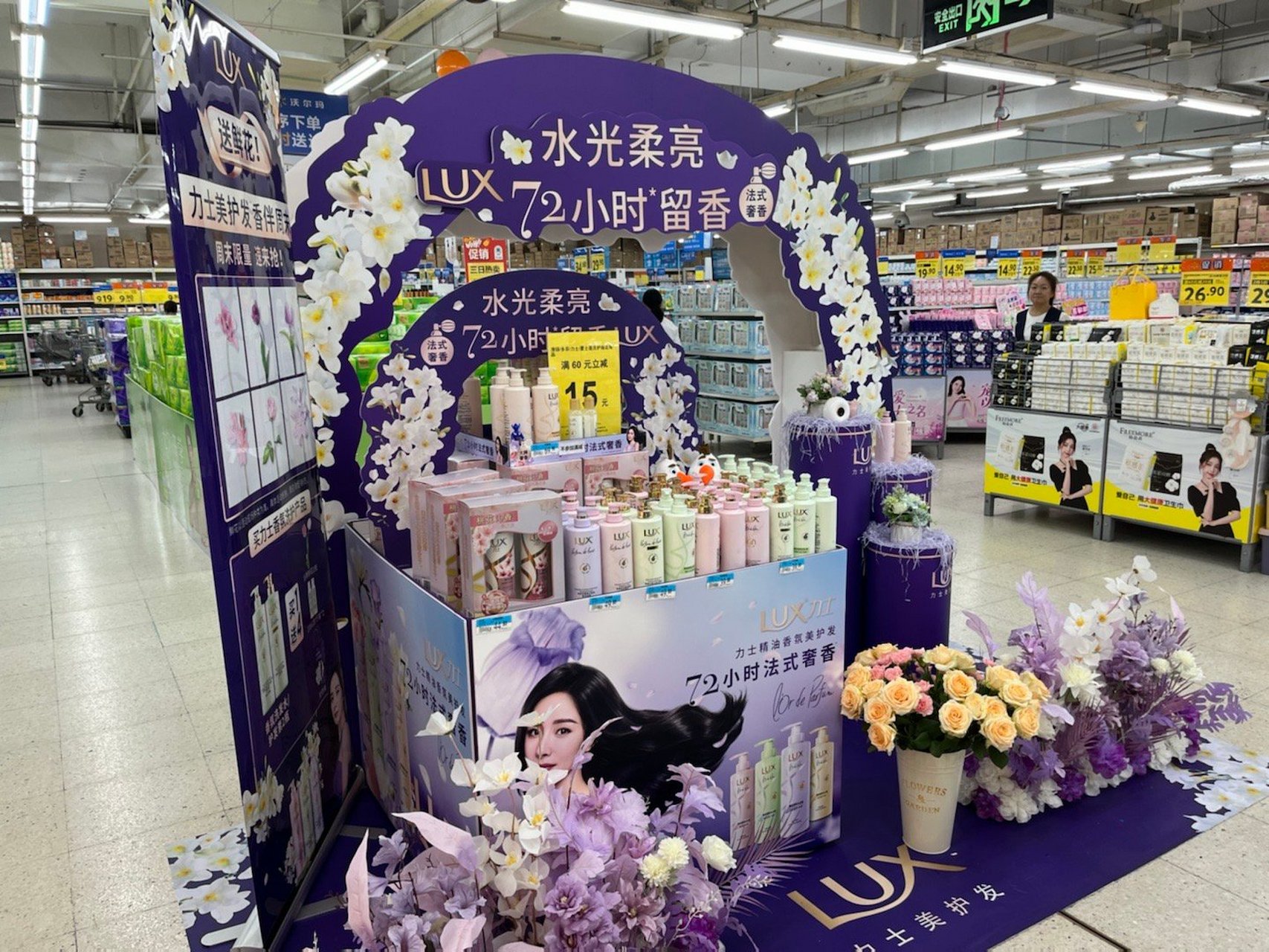 杨幂# 尾巴一个箭步赶去打卡拍照～#杨幂力士洗护发大中华区代言 