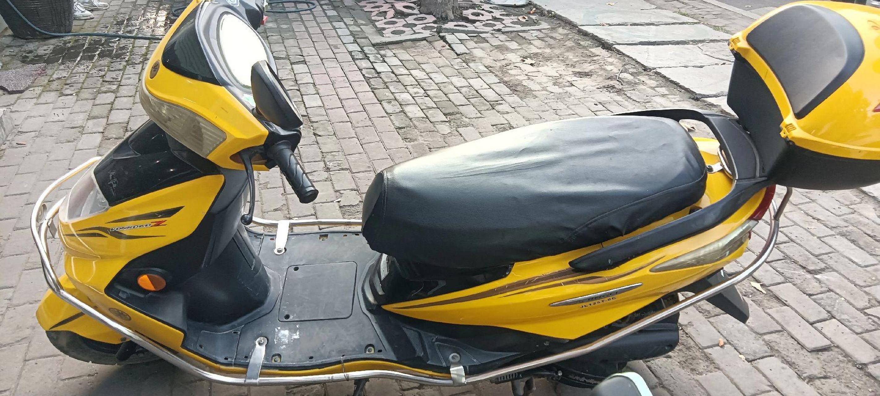 劲力125踏板摩托车,外观不错,不烧机油,浮力价799,看上的速度来秒