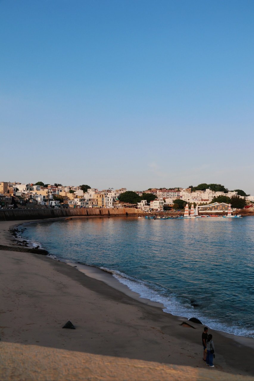 东山岛南门湾 一半烟火,一半诗意 晴天的下午,夕阳一半在海水,一半在