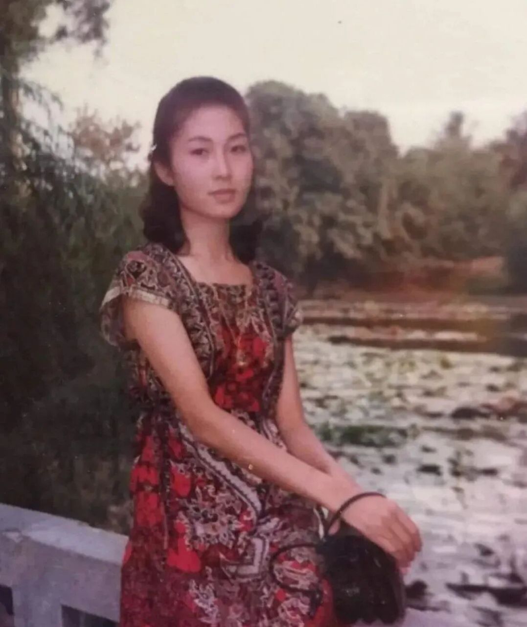 1989年,四川大学中文系大四女生 1989年,成都市四川大学校园里,一名