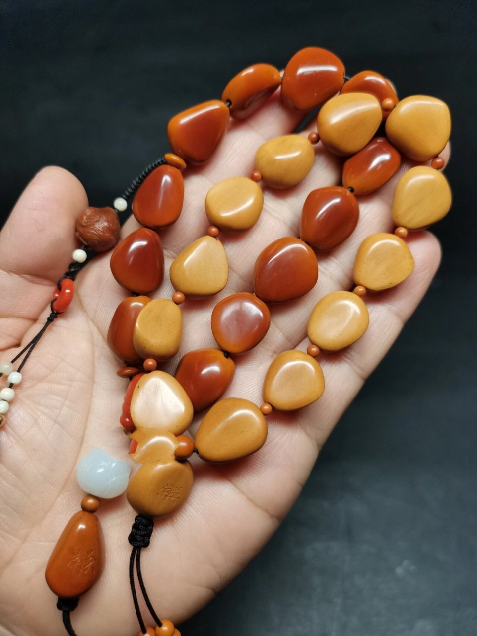 (一) 自从我自己盘第一条瓦当十二生肖松子手串后,引起了很多朋友的