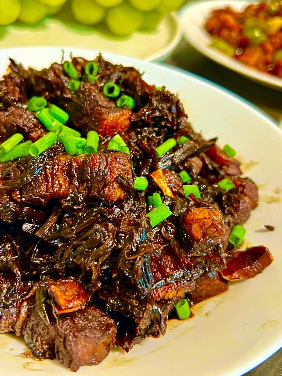 梅干菜烧肉 1.三把梅干菜冷水清洗干净沥干,换一盆水,泡10分钟. 2.