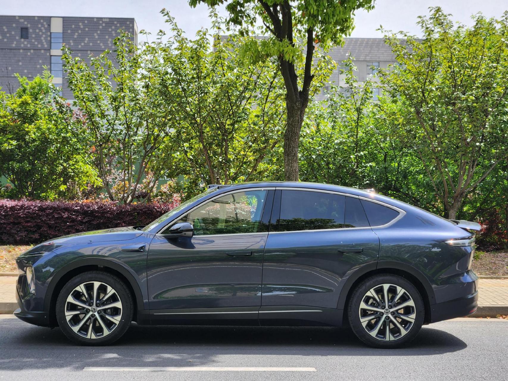 23年上牌23款蔚来ec7,75kw租电版  南极星蓝 21寸多辐锐羽轮毂 moon