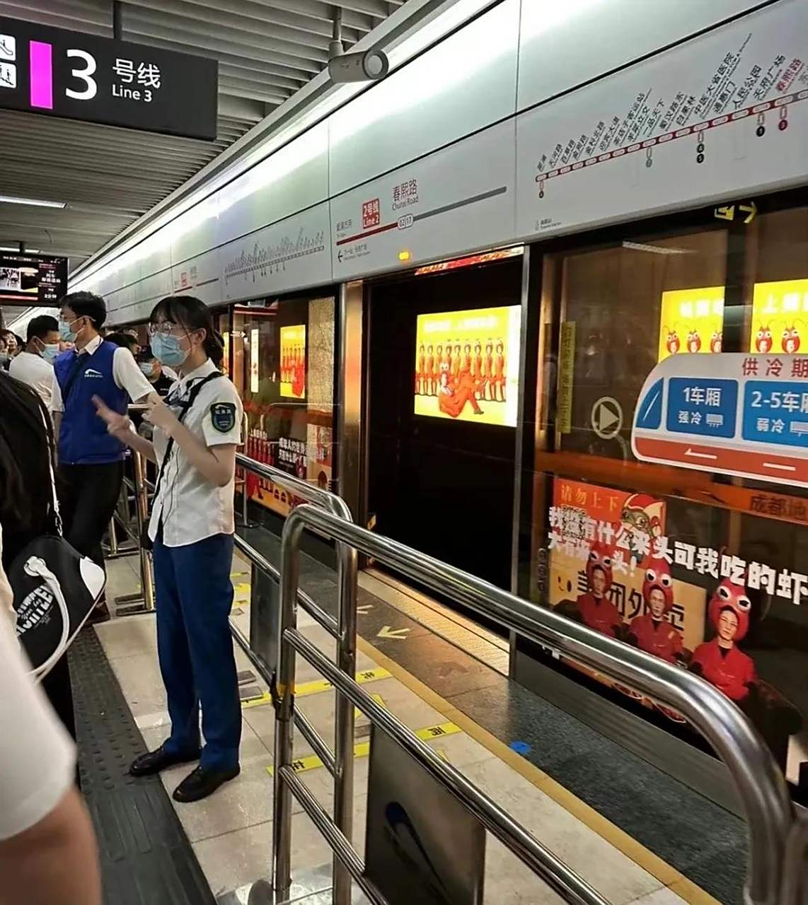 昨天成都2号线春熙路地铁门给蜂拥而来的游客挤爆了.