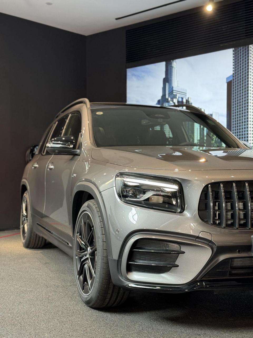 车型:glb35 山灰色本身质感不错,也耐脏 如果上哑光车衣,那就妥妥的