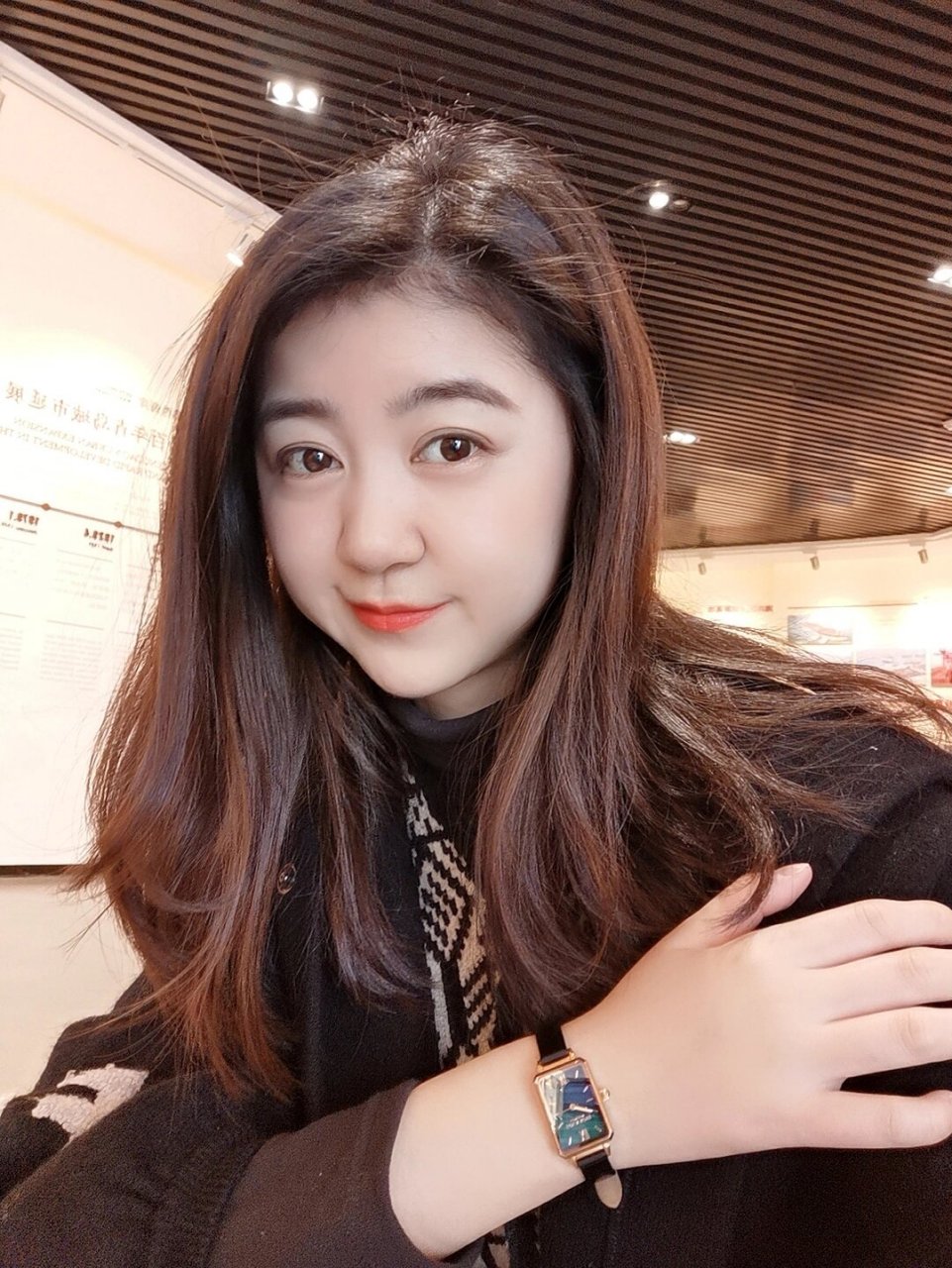 30岁女生的罕见自拍 自从上了年纪后很少自拍大头照了,今天用了美颜