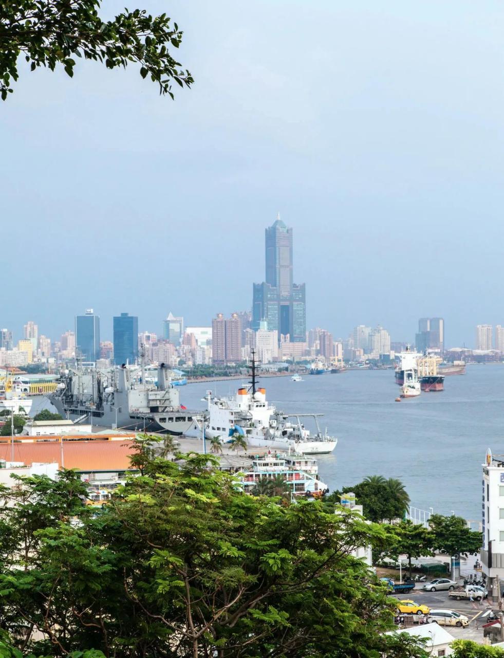 中国台湾省高雄市85大楼,紧邻高雄港码头,这栋楼一共有85层,高378米